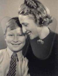 Ilonka Paul mit Sohn Helmut in Berlin während WW II