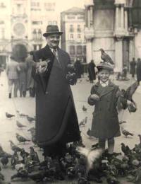 Alexander Just und Helmut Paul mit Tauben in Venedig
