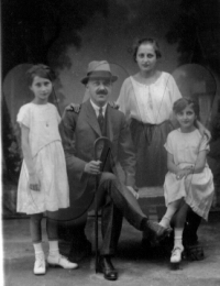 Mihaly Just &quot;Bácsy&quot; mit seinen 3 Nichten Ilonka, Lilly und Licii, 1917