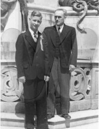Dr. Alfred Möslinger mit Patenkind Helmut Paul, Firmung 1944