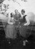 Elisabeth Mathis und ihre Eltern 1943