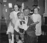 Großmama Mathis und ihre Enkel: Lisl, Michalel und Ingrid