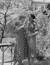 Edith Mathis und Molly Chizzola, 1940