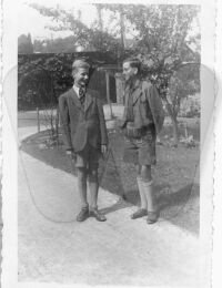 Helmut und Gerald Stourzh in Altmünster Pfingsten 1944