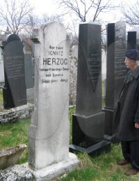 Helmut Paul at the tomb of his grandfather Moritz Just