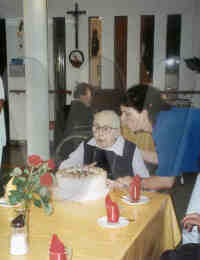 Lilly &quot;Tante Lilly&quot; Just, Kerzen ausblasend am 95. Geburtstag