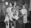 Großmama Mathis und ihre Enkel: Lisl, Michalel und Ingrid