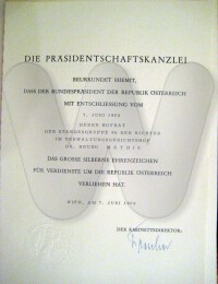 Urkunde des Ehrenzeichen in Silber der Republik Österreich für Dr. Bruno Mathis, 17.6.1968