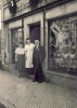 Bertel, Toni und Julius Bruder (von links nach rechts) ca. 1940 vor ihrem Geschäft in Gengenbach