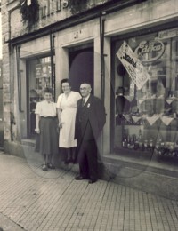 Bertel, Toni und Julius Bruder (von links nach rechts) ca. 1940 vor ihrem Geschäft in Gengenbach